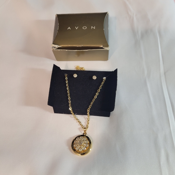 Avon Jewelry - Avon Gold Necklace with Sparkling Pendant